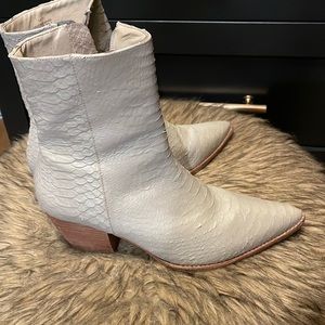 Matisse size 9.5 boots.  Cream color.  Worn only a few times.